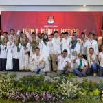 
Paslon Riyadi-Wafi saat foto bersama usai debat publik.