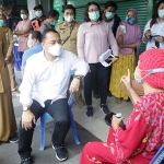 Wali Kota Surabaya Eri Cahyadi saat berdialog dengan salah pedagang  Pasar Genteng Baru yang mengikuti vaksinasi, Senin (29/3/2021).