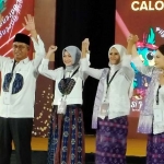 Gus Qowim (kiri ke kanan) calon Wakil Wali Kota Kediri nomor urut 1,  Vinanda Prameswati calon Wali Kota Kediri nomor urut 1, Bunda Fey  calon Wali Kota Kediri nomor urut 2 dan Regina calon Wakil Wali Kota Kediri nomor urut 2 usai debat. Foto: Muji Harjita/BANGSAONLINE.com