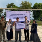 Branch Manager BRI Tuban, Mohammad Arief Prabowo saat menyerahkan simbolis bantuan dana CSR untuk pembangunan Lapangan Voli di Desa Medalem, Kecamatan Senori.