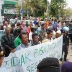 Aksi para PKL makam Gus Dur saat unjuk rasa di depan gedung DPRD Jombang. foto: rony suhartomo/BANGSAONLINE