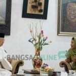 Menteri kelautan dan Perikanan RI, Susi Pudjiastuti saat berdiskusi dengan Pengasuh Ponpes Tebuireng, KH Salahudin Wahid (Gus Solah) di dhalem kasepuhan Tebuireng, Jumat (18/11). foto: RONY S/ BANGSAONLINE