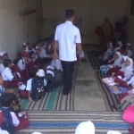 Kegiatan belajar mengajar siswa-siswi SDN Tamberuh 2 dilaksanakan di salah satu rumah warga karena sekolah mereka disegel. 