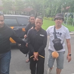 Pelaku saat digelandang petugas di Mapolres Jombang.