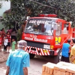 Salah satu regu Damkar di lokasi kebakaran. (foto: ist)