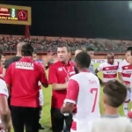 Para pemain Madura United memberikan apresiasi kepada penonton yang hadir usai pertandingan.