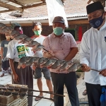POTENSI UMKM: Cabup BHS mengunjungi Kampung Ikan Asap Penatarsewu, Senin (12/10). foto: MUTASI/ BANGSAONLINE
