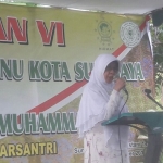 Ketua PW Muslimat NU Jatim, Masruroh Wahid saat memberikan sambutan dalam kegiatan silaturahim dengan para Bu Nyai di Lakarsantri, Surabaya. Foto: DIDI ROSADI/BANGSAONLINE.com