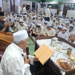 Prof Dr KH Asep Saifuddin Chalim, MA, membaca kitab di depan ribaun santri Pondok Pesantren Amanatul Ummah di Jalan Siwalankerto Surabaya, Rabu (6/5/2026). Foto: M. Mas