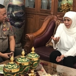 Kapolda Jawa Timur Irjen Pol Lucky Hermawan bertandang ke kediaman Khofifah Indar Parawansa, Jumat (28/9). 