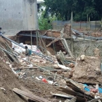 Kondisi tebing di Kali Kening usai longsor hingga menyebabkan dua rumah rusak.
