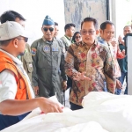 Pj. Gubernur Jawa Timur Adhy Karyono saat meninjau Posko OMC di BMKG Juanda, Kabupaten Sidoarjo, Kamis (19/12/2024).