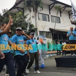 Vice Presiden Daop 7 Madiun, Suharjono memberangkatkan peserta jalan sehat. Foto: Hendro Suhartono/BANGSAONLINE