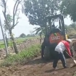 Tim URC Bima DPUTR Gresik memperbaiki kerusakan JPD Desa Gredek-Sumari, Kecamatan Duduksampeyean. (foto: ist)