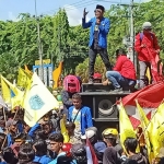 Massa aksi dari Pergerakan Mahasiswa Islam Indonesia (PMII) dan Gerakan Mahasiswa Nasional Indonesia (GMNI) Sumenep mengepung gedung DPRD setempat, Senin (12/10/20).