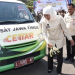 Gubernur Jawa Timur Khofifah Indar Parawansa memecahkan kendi sebagai tanda peluncuran 30 unit mobil samsat keliling cettar di Surabaya, Senin (7/10/2019). Dari 30 unit mobil ini akan ditambah sampai 80 unit mobil. foto: istimewa