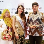 Firman Syah Ali foto bersama Puteri Indonesia 2019 Frederika Alexis Cull saat menghadiri Pemilihan Puteri Indonesia Jawa Timur 2020 di Hotel Novotel Samator Surabaya.