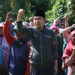 Ketua Fraksi Gerindra DPRD Jatim, Muhammad Fawait, atau yang akrab disapa Gus Fawait saat berbaur bersama buruh perkebunan PTPN XII usai upacara bendera HUT ke-77 RI. Foto: Ist