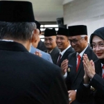 Wali Kota Kediri saat memberi ucapan selamat kepada pejabat yang baru dilantik. Foto: Ist