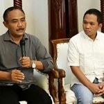 Kepala Dinkes Lumajang dr. Bayu Wibowo bersama Bupati Thoriqul Haq menyampaikan keterangan terkait PDP yang meninggal dunia.