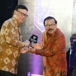 Gubernur Jatim Soekarwo menerima Penghargaan Leadership Award 2017 dan Inovative Goverment Award (IGA) 2017 dari Menteri Dalam Negeri Tjahjo Kumolo di Grand Sahid Jaya Hotel Jakarta.