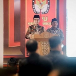 Kholilurrahman bersama Sukriyanto saat ditetapkan sebagai kepala daerah terpilih oleh KPU Pamekasan.
