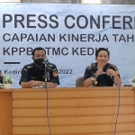 Dari kiri, Charda Ika Wijaya (Kepala Seksi Perbendaharaan), Syaiful Arifin (Kepala Seksi Penyuluhan dan Layanan Informasi), Sunaryo (Kepala KPPBC Tipe Madya Cukai Kediri),) dan Nur Indra Prahara (Kepala Seksi PBHP) saat konferensi pers di Kantor Bea Cukai Kediri, Rabu (19/1). foto: MUJI HARJITA/ BANGSAONLINE