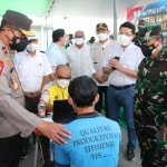 Kasdam dan Wakapolda Jatim melihat dari dekat kegiatan vaksinasi di Kedungpring, Lamongan.