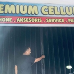 Kepala Premium Cellullar, Henokh Erwin Priyantno, saat menunjukkan gembok kunci pintu yang dijebol maling.