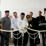 Pj Bupati Pamekasan Masrukin bersama Direktur RSUD Smart dr. Raden Budi Santoso, Ketua DPRD Pamekasan Ali Masykur, Pj Sekda Pamekasan Achmad Faisol, Ketua Komisi IV DPRD Pamekasan Halili, dan Kepala Dinkes Pamekasan dr. Saifuddin, saat potong pita tanda launching IPJVT.