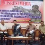 Hanafi Rais (paling kiri), Wakil Ketua Komisi I DPR saat menjadi pembicara dalam diskusi media tentang terorisme dan peran media altenatif di Hall Dewan Pers, Jakarta, Rabu (24/02/2016).