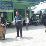 Wabub Marhaenis saat menyerahkan sapi kurban kepada Hajah Masluki di Ponpes Nasyrul Ulum. foto: AKINA/ BANGSAONLINE