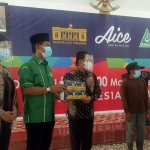 Bupati Lumajang Thoriqul Haq menerima distribusi masker medis dari GP Ansor yang bekerja sama dengan perusahaan es krim Aice. (foto: ist)