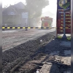 Tampak debu dari proyek peningkatan jalan beterbangan di akses tol KLBM Desa Tanjung Kecamatan Kedamean Gresik. foto ist/ bangsaonline.com