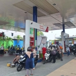 Suasana di SPBU Jalan Basuki Rahmat, Lamongan.