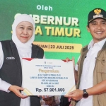 Gubernur Khofifah saat menyalurkan bantuan sosial secara simbolis kepada Wali Kota Pasuruan, Adi Wibowo.