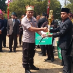 Kapolres Bangkalan AKBP Rama Samtama Putra juga memberikan penghargaan kepada pemuda berprestasi di Lapangan Pemkab Bangkalan, Senin (28/10/2019).