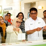 Dirut Petrokimia Gresik ketika menunjukkan maket kawasan industri kepada Menteri PPPA. Foto: Ist