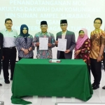 Kakankemenag Tuban Sahid bersama Dekan Fakultas Dakwah dan Komunikasi Uinsa, Dr. H. Abdul Halim, M.Ag, menunjukkan MoU.
