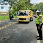 Anggota Satlantas Polres Ngawi saat melakukan patroli di jalur rawan kecelakaan.