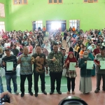 Pjs Bupati Kediri, Heru Wahono Santoso, bersama warga yang baru menerima sertifikat. Foto: Ist