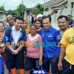 Emil Dardak mengunjungi warga terdampak banjir di Desa Bendotretek Prambon, Senin (9/12/2024). Foto: mustain/BANGSAONLINE