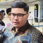 Bupati Kediri Hanindito Himawan Pramana saat memberi keterangan kepada wartawan.Foto: Muji Harjita/BANGSAONLINE 