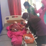 Korban Sumintuk saat menjalani perawatan petugas medis RSUD dr Subandi Jember.