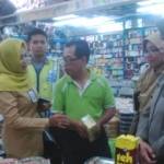 Petugas memberikan penjelasan pada salah satu pegawai swalayan untuk menarik salah satu produknya. Foto:aries sugiarto/BANGSAONLINE