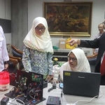Dua siswi SMPN 52 Surabaya yang berhasil menciptakan alat pendeteksi kebocoran gas. Foto: dok. DPRD Kota Surabaya