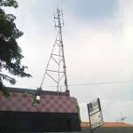 TOWER. Salah satu tower seluler yang berdiri di Kabupaten Gresik. Foto: syuhud/BANGSAONLINE