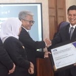 Wali Kota Kediri Abdullah Abu Bakar saat menerima penghargaan SPIP di Gedung Grahadi Surabaya. (foto: ist)