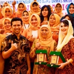 Roem Kono (paling kanan) bersama Khofifah, Emil Dardak, Arumi Bachsin, dan Kodrat Sunyoto saat pelantikan Gerakan Perempuan MKGR Jatim di Surabaya. foto: DIDI ROSADI/ BANGSAONLINE