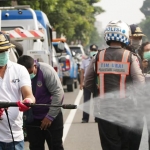 Kepala Dinas Perhubungan Kota Surabaya Irvan Wahyudrajat saat memimpin penyemprotan disinfektan. 